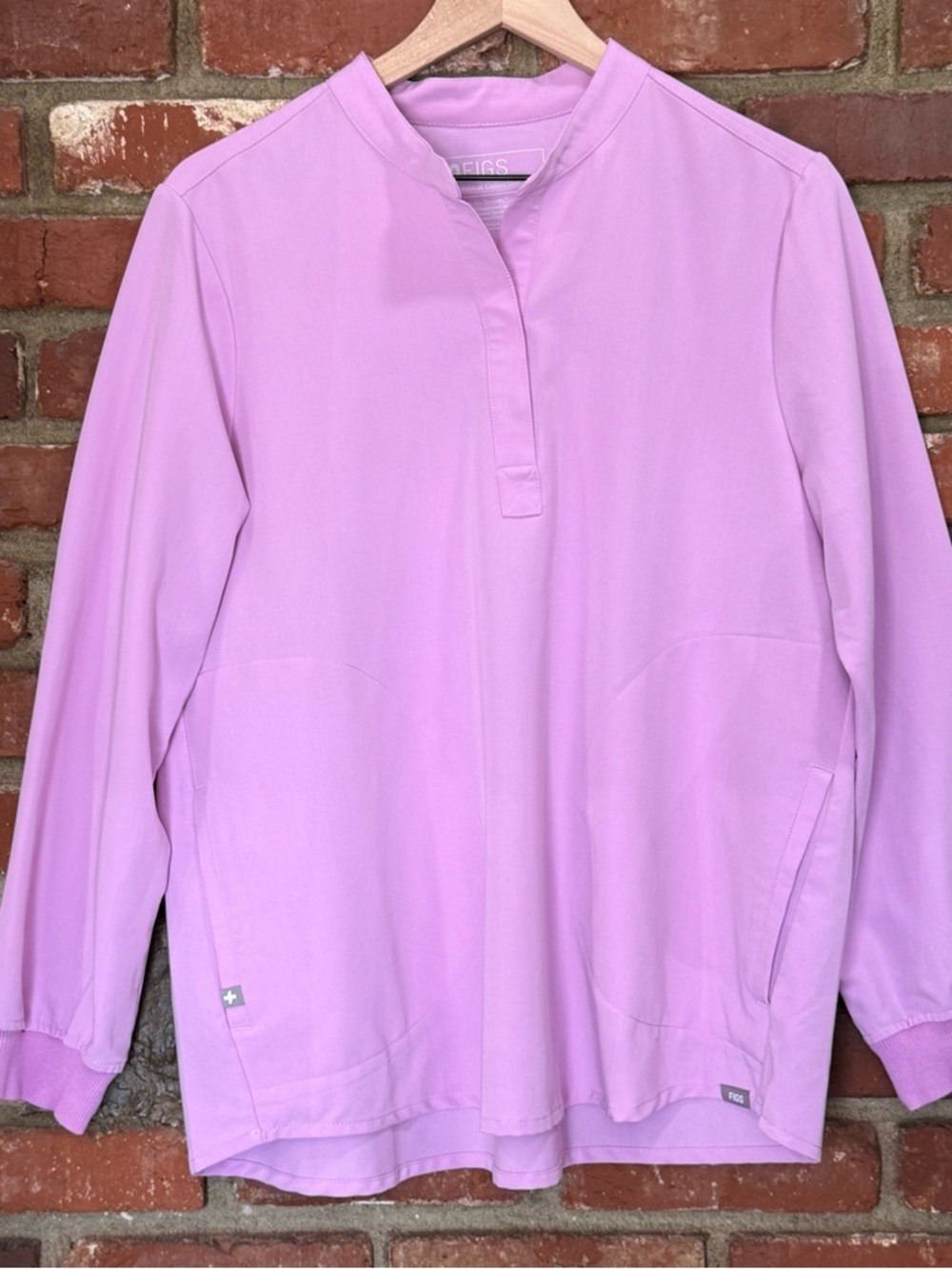 Figs women's scrub top size Large Rafaela long sleeve style W21SW1021 FLAW NOTED